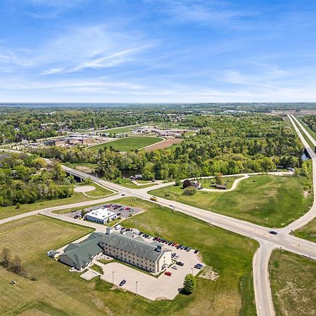Boarders Inn & Suites By Cobblestone Hotels - Shawano Exterior foto