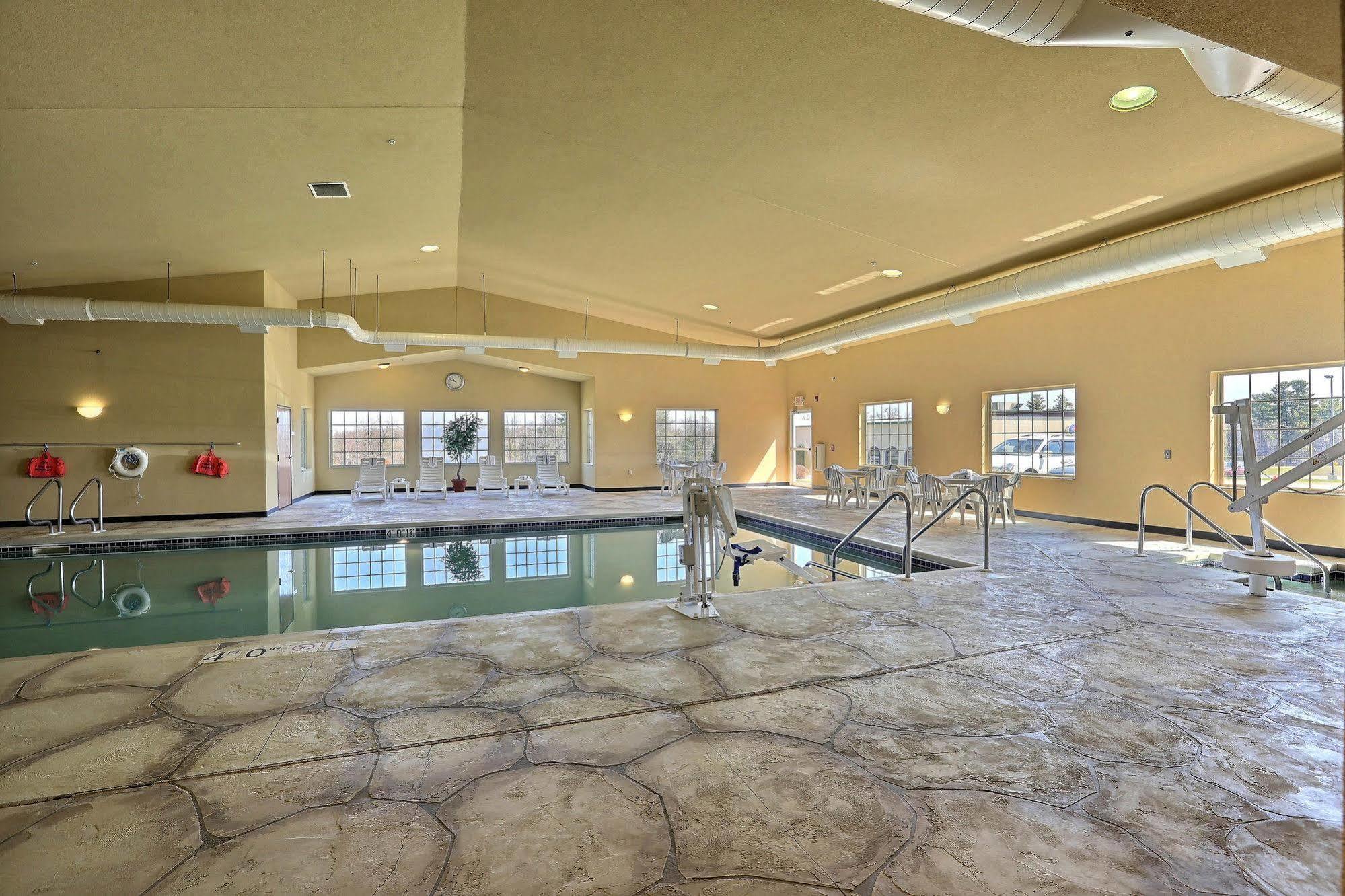 Boarders Inn & Suites By Cobblestone Hotels - Shawano Exterior foto
