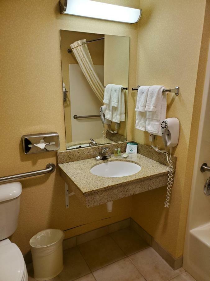 Boarders Inn & Suites By Cobblestone Hotels - Shawano Exterior foto